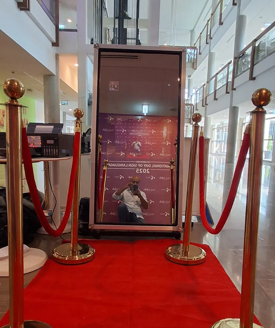 Magic Mirror Booth by Smart 360 PB